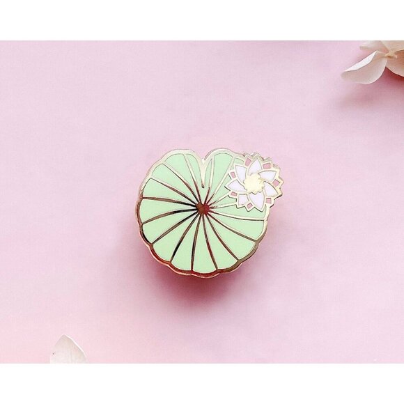 Water Lily Pad Enamel Pin - Gold Plated Brooch - Nature & Garden Jewelry - Picture 8 of 11